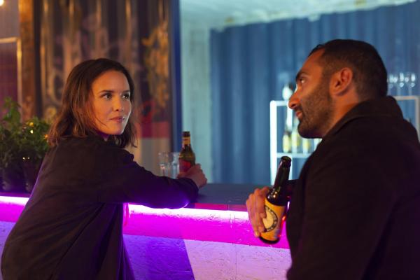 Bild 1 von 5: Lisa (Astrid Morbeg, l.); Aron (Arvin Kananian, r.)