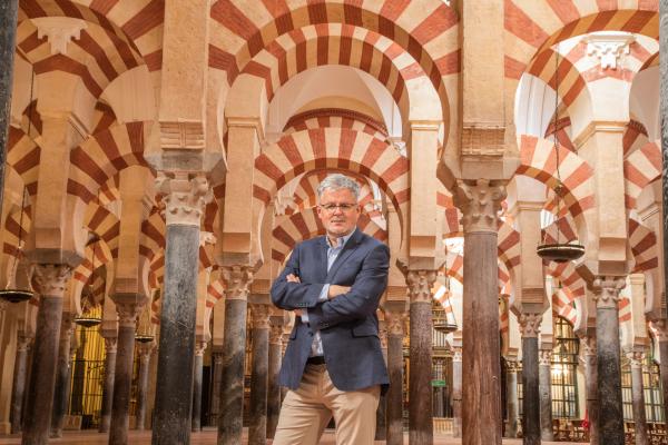Bild 1 von 10: Christopher Clark zwischen den Säulen der Mezquita in Cordoba - eine Moschee, die in eine Kirche umgewandelt wurde.