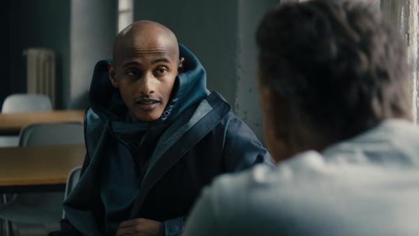 Bild 1 von 10: Von links: David Kubiak (Tedros Teclebrhan) plant mit Gabriel Fenger (Barry Atsma) eine spannende  Zusammenarbeit.