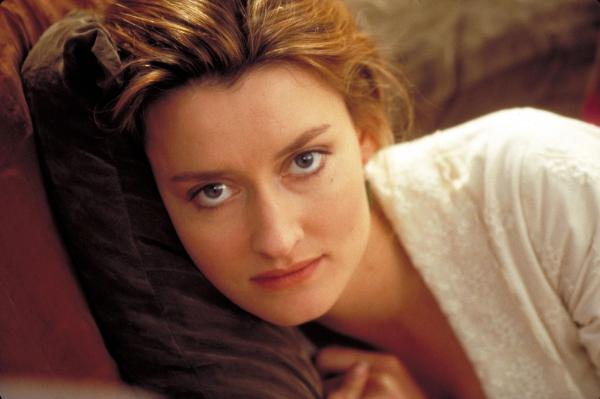 Bild 1 von 11: In der perfekten Welt der Truman Show ist für wahre Liebe kein Platz. Als sich Truman in Lauren (Natascha McElhone) verliebt, wird sie aus der Show entfernt. Doch fortan kämpft sie für Trumans Freiheit ...