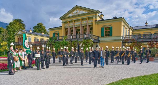 Bild 1 von 10: Im Bild: Hans Knauß und die Salinenmusikkapelle vor der Kaiservilla in Bad Ischl.
