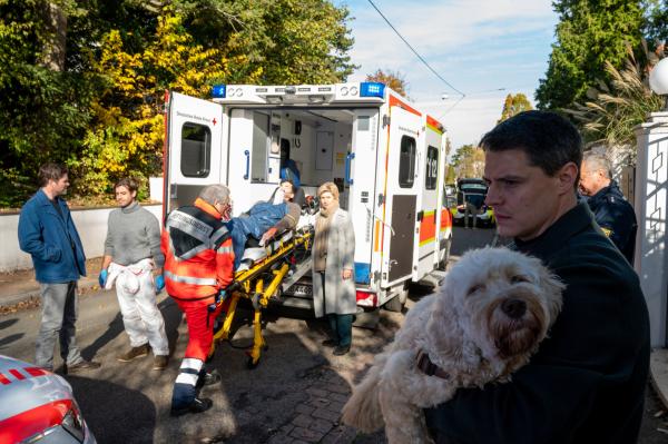 Bild 1 von 4: Nachdem Kommissar Rico Sander (Benjamin Strecker, r.) seinen Therapeuten (Patrick Brunner, M.)  niedergestochen vorgefunden hat, kann dieser noch in letzter Minute gerettet werden. Während die Kollegen,  Jo Stoll (Peter Ketnath, l.) und Benedikt Förster (Florian Wünsche, 2.v.l.), Martina Seiffert (Astrid M. Fünderich, 3.v.r.), die Ermittlungen aufnehmen, erklärt Rico sich bereit, sich um Bonnie, die Therapiehündin des Opfers, zu kümmern.
