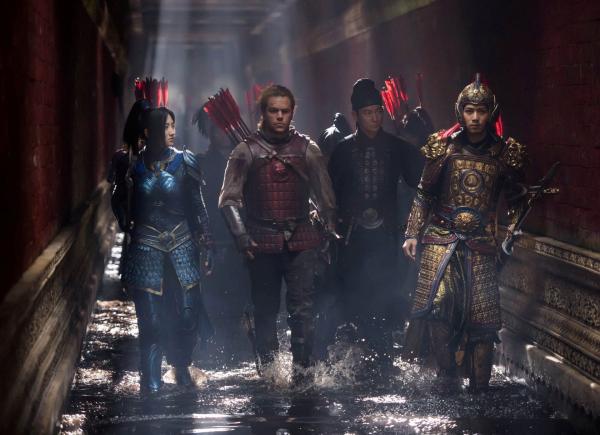 Bild 1 von 3: 5715_D062_00006R_CROP(L to R)  JING TIAN as Commander Lin Mae, MATT DAMON as William Garin, ANDY LAU as Strategist Wang and CHENEY CHEN as Imperial Guard in Legendary?s The Great Wall.  Starring global superstar Damon and directed by one of the most breathtaking visual stylists of our time, Zhang Yimou (Hero, House of Flying Daggers), the film tells the story of an elite force making a valiant stand for humanity on the world?s most iconic structure.  The first English-language production for Yimou is the largest film ever shot entirely in China.  The Great Wall also stars Pedro Pascal and Willem Dafoe.  It will be released in 3D by Universal Pictures. Credit: Jasin Boland