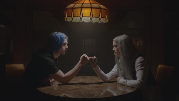 Bild 1 von 7: Kai Anderson (Evan Peters, l.); Winter Anderson (Billie Lourd, r.)