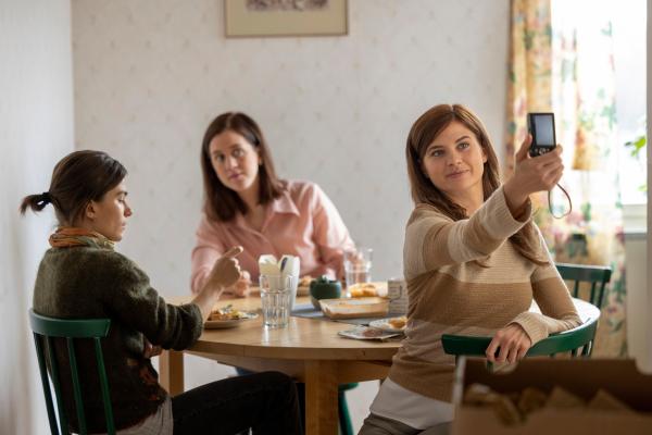 Bild 1 von 4: Während Lotta (Malin Persson, M.) und Victoria (Hanna Ardéhn, r.) versuchen, gute Mine zum Bösen Spiel zu machen, kann Agnes (Tehilla Blad, l.) ihre Emotionen nicht so gut verbergen.