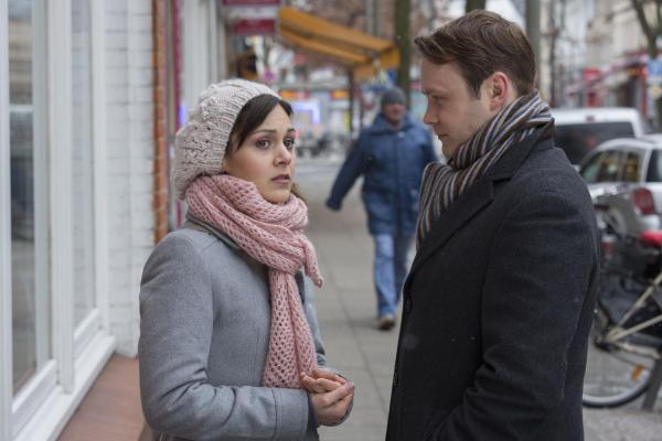 Bild 1 von 4: Yasmin Meckel (Sophie Dal, l.); Lars Meckel (Matthias Ziesing, r.)