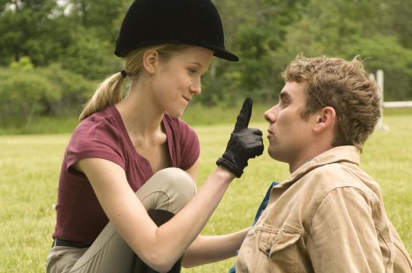 Bild 1 von 10: Die Beziehung zwischen Erik (John White, r.) und Tracy (Jessy Schram, l.) läuft gut, wäre da nicht der Fluch der Stiflers der auf Erik lastet ...