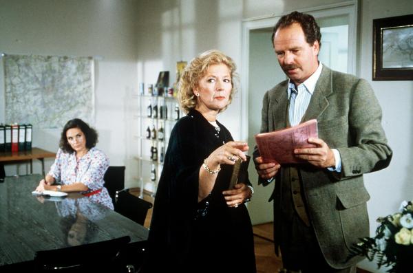 Bild 1 von 1: Im Bild: Christiane Hörbiger, Friedrich von Thun, Astrid Meyer-Gossler.