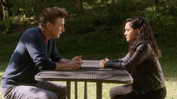 Bild 1 von 7: Während MacGyver und Jack versuchen, einen berüchtigten Kunstraubhändler ins Netz zu locken, trifft Riley (Tristin Mays, r.) auf ihren entfremdeten Vater Elwood (William Baldwin, l.) ...