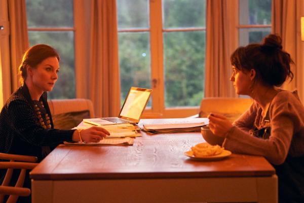 Bild 1 von 8: Seit ihrer Kindheit hat Marianne (Daisy Edgar-Jones, r.) unter ihrer gefühlskalten Mutter Denise (Aislín McGuckin, l.) zu leiden, die körperliche Gewalt ihres Vaters und Bruders an ihr nicht verhindert.