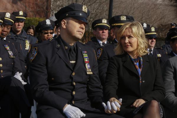 Bild 1 von 8: Ohne Frau Linda (Amy Carlson, r.) wäre Danny (Donnie Wahlberg, l.) nicht der Polizist, der er ist. Besonders sein aktueller Fall zeigt ihm wieder einmal, wie wichtig der Rückhalt seiner Familie ist ...