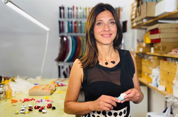 Bild 1 von 5: Ilaria ist Schmuckdesignerin in Rompemoldes: 20 Kunsthandwerkerinnen und Kunsthandwerker arbeiten und leben in dem Modellprojekt im Zentrum von Sevilla.