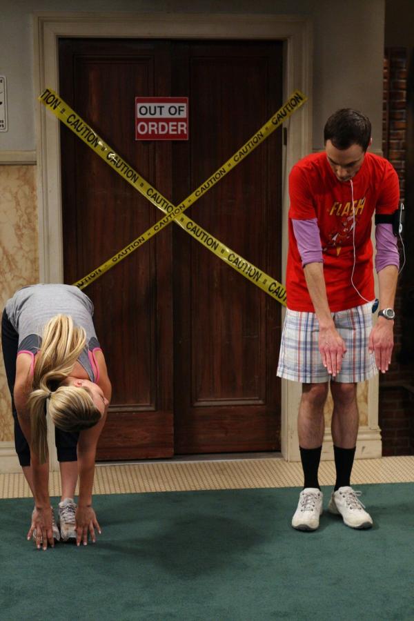 Bild 1 von 33: Penny (Kaley Cuoco, l.) will Sheldon (Jim Parsons, r.) bei seinem Plan, die Ernährung umzustellen und regelmäßig Joggen zu gehen, unterstützen.