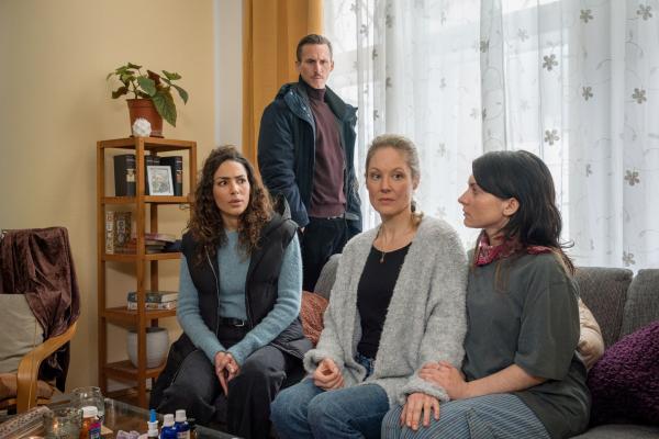 Bild 1 von 5: Kim Nowak (Amy Mußul, l.) und Moritz Brenner (Johannes Hendrik Langer, 2.v.l.) besuchen ein weiteres Mal Ramona Talbot (Tessa Mittelstaedt, 2.v.r.)  und Astrid Talbot (Romina Küper, r.). Wie werden sie auf die neuesten Informationen reagieren?