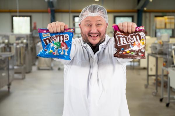 Bild 1 von 3: Mars produziert die wohl bekanntesten Schokolinsen der Welt. Aber wie werden m&m's eigentlich hergestellt? Produktentwickler Sebastian Lege findet es heraus.