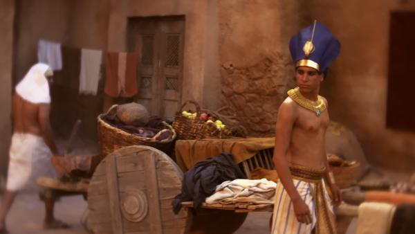 Bild 1 von 15: Zeitgenössische Texte berichten, dass Pharao Ramses II. (Abdeljalil Joudi) sich höchstpersönlich vom Wohlergehen seiner Arbeiter vergewisserte und ihnen Essen und Geschenke brachte.