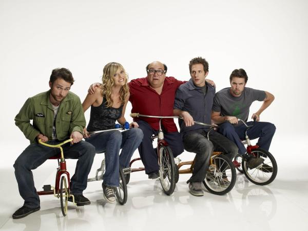 Bild 1 von 22: (4. Staffel) - It's Always Sunny in Philadelphia: Frank (Danny DeVito, M.), Dee (Kaitlin Olson, 2.v.l.), Dennis (Glenn Howerton, 2.v.r.), Charlie (Charlie Day, l.) und Mac (Rob McElhenney, r.) ...