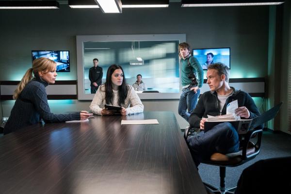 Bild 1 von 4: (v.l.n.r.) Ina Zimmermann (Melanie Marschke); Olivia Fareedi (Nilam Farooq); Tom Kowalski (Steffen Schroeder); Jan Maybach (Marco Girnth)