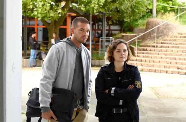 Bild 1 von 5: Im Bild: Jakob Frings (Max König, l.) und Julia Demmler (Wendy Güntensperger, r.) ermitteln in einem Mordfall an der Uni.
