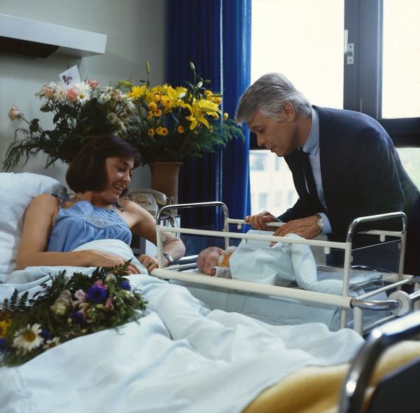 Bild 1 von 1: Werner (Peter Weck, r.) darf als Erster das neugeborene Baby Franziska und die glückstrahlende Mutter (Thekla Carola Wied, l.) besuchen.