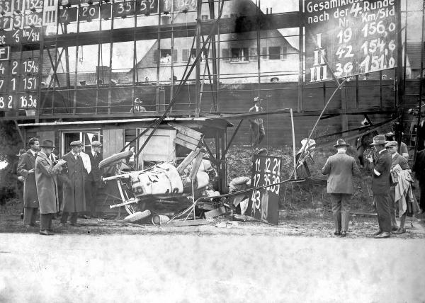 Bild 1 von 7: Großer Preis von Deutschland für Sportwagen auf der Avus, 11. Juli 1926. Der Mercedes 2,0-Liter-8-Zylinder-Rennwagen mit Kompressor von Adolf Rosenberger (Startnummer 19), ging durch einen dramatischen Unfall vollständig in Trümmer.