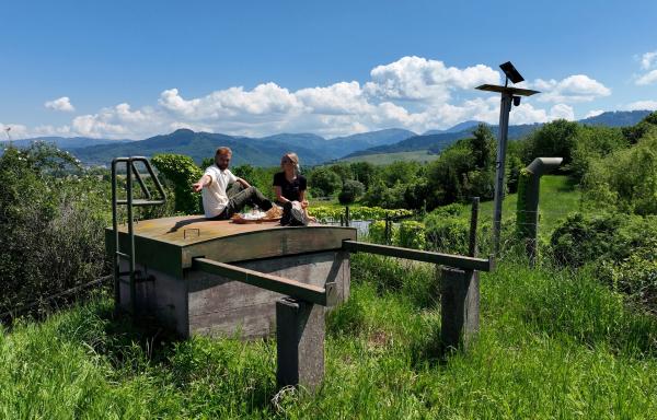 Bild 1 von 5: Silke und Peter Rombach haben eine Vision: Das junge Paar plant auf dem ehemaligen Nato-Tanklager bei Staufen Baumhaus-Lodges: Mini-Ferienhäuschen auf Stelzen.