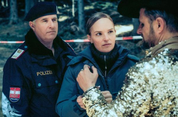 Bild 1 von 23: Im Bild (v.li.): Arthur Klemt (Toni Fitzmann), Julia Koch (Franziska Conte), Philipp Hochmair (Lukas Geier).