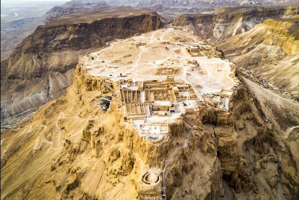 Bild 1 von 4: Luftaufnahme von Masada im Osten Israels. Diese wichtige archäologische Stätte des Judentums liegt auf einem Gipfelplateau hoch über dem Toten Meer.