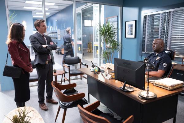 Bild 1 von 3: Detective Pearson (Daniel Bonjour, M.) und Dr. London (Danielle Campbell, l.) versuchen, Sergeant Grey (Richard T. Jones, r.) davon zu überzeugen, dass Tim aus tiefer Wut und Frust über seinen Rauswurf bei der Metro durchaus ein Motiv hatte, Mad Dog zu ermorden.