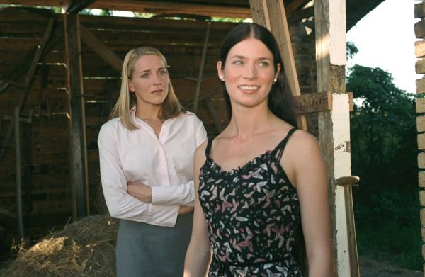 Bild 1 von 1: Bianca (Tanja Wedhorn, l.) erhält schlimme Neuigkeiten. Judith (Elisabeth Sutterlüty, r.) erwartet ein Kind von Oliver.