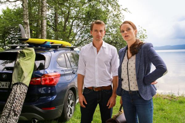 Bild 1 von 8: Nachdem Controller Lorenz (Benedikt Blaskovic, l.) am See einen Toten gefunden hat, hat Pathologin Mai (Sina Wilke, r.) bereits erste Erkenntnisse.