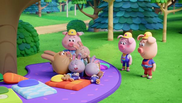 Bild 1 von 4: Die Werkel-Ferkel haben eine Idee, wie sie diese kuschlige Schlummerpause sogar noch verbessern können.