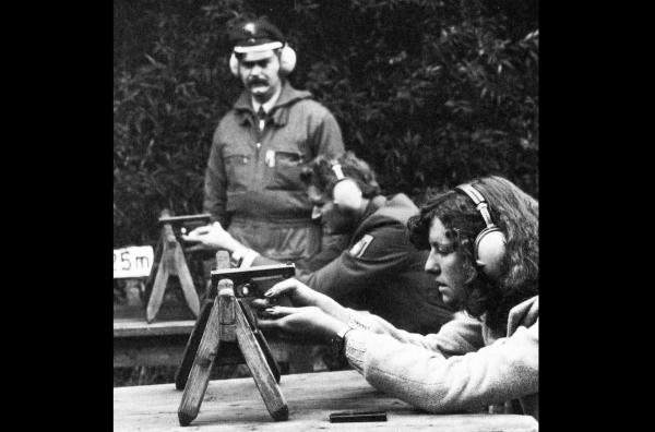 Bild 1 von 5: Polizistinnen mit Schusswaffe? Nach vielen Debatten wurde das erst in den 1980er Jahren üblich und Frauen entsprechend ausgebildet.