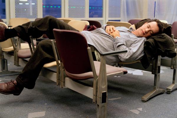 Bild 1 von 3: Viktor Navorski (Tom Hanks) macht es sich in einer Wartehalle bequem - denn für ihn wird der Flughafen zum Zuhause auf Zeit.