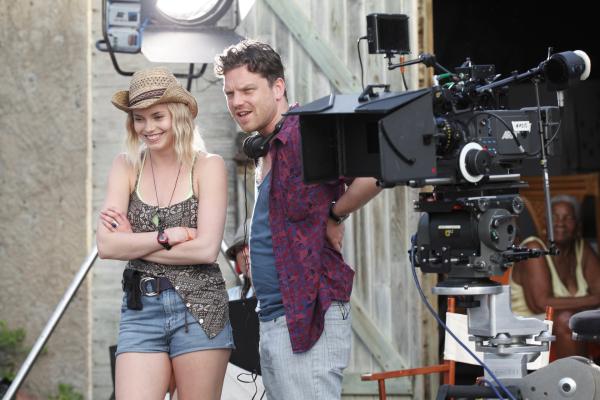 Bild 1 von 4: Sowohl das Set-Girl Susie (Hannah Tointon) als auch der Regisseur Carl (Rhys Thomas) hatten die Gelegenheit, die vergifteten Pralinen vor Lexis Zelt zu legen. Doch scheint niemand wirklich ein Mordmotiv zu haben.