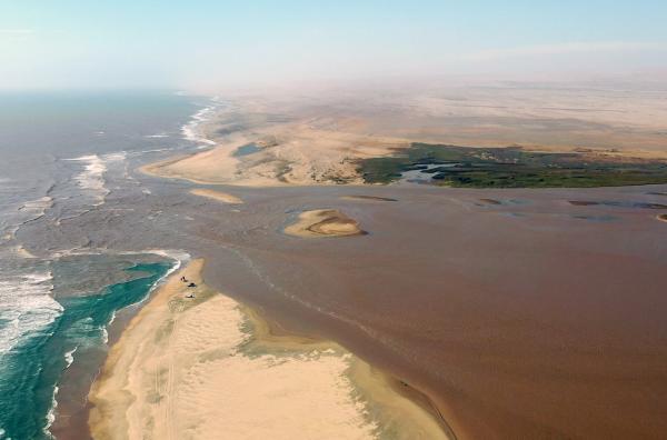 Bild 1 von 6: Das Mündungsdelta des Kunene an der Grenze von Namibia und Angola