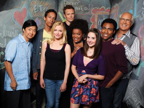 Bild 1 von 12: (3. Staffel) - Community - Eine ganz spezielle Lerngruppe: (v.l.n.r.) Senor Chang (Ken Jeong), Abed Nadir (Danny Pudi), Britta Perry (Gillian Jacobs), Jeff Winger (Joel McHale), Shirley Bennett (Yvette Nicole Brown), Annie Edison (Alison Brie), Troy Barnes (Donald Glover) und Pierce Hawthorne (Chevy Chase) ...
