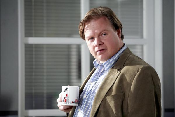 Bild 1 von 16: Im Bild: Tobias Hartl (Michael A.Grimm) muss mit ermitteln, den alles deutet darauf hin, dass der Mord mit einem früheren Überfall zu tun hat, was wiederum in sein Ressort fällt.