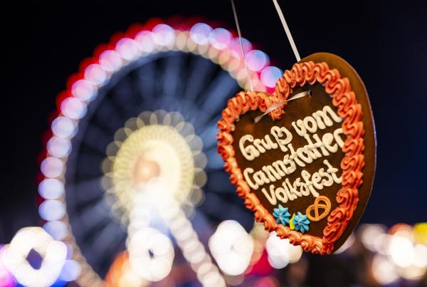 Bild 1 von 1: Ausgelassene Stimmung im Bierzelt, Fahrspaß auf dem Rummel und lebendige Tradition: Der SWR sendet 90 Minuten live vom Cannstatter Wasen und feiert das 178. Volksfest - diesmal aus dem Zelt beim Benz. Gäste aus Musik und Comedy, ein Familien-Fahrgeschäfte-Test und viele weitere Volksfest-Überraschungen sowie exklusive Einblicke hinter die Kulissen bringen den Wasen live nach Hause ins Wohnzimmer.