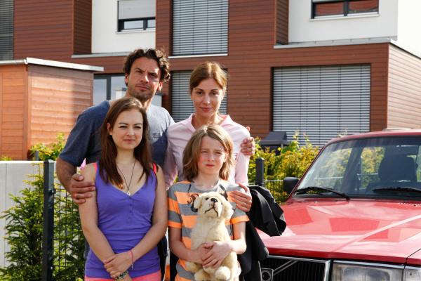Bild 1 von 15: Eine glückliche Familie: Jan Börner (Stephan Luca, l.) und seine Frau Anne Börner (Ulrike C. Tschaare, r.) mit ihren Kindern: Tochter Lisa Börner (Michelle Barthel) und ihr Bruder Lukas Börner (Oskar Müller), mit einem Kuscheltier in der Hand.