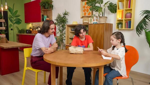 Bild 1 von 16: Im Bild: Carmen, Paloma und Simon bekommen heute Post aus Wien.