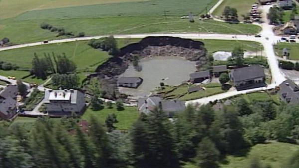 Bild 1 von 12: Im Bild: Nach dem Grubenunglück tat sich an der Oberfläche ein riesiger Krater auf.