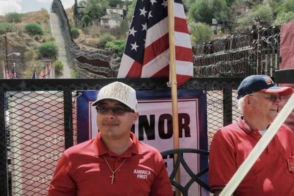 Bild 1 von 1: Hauptprotagonist vor USA-Flagge.