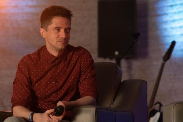 Bild 1 von 4: Pastor Jason Noble (Topher Grace)