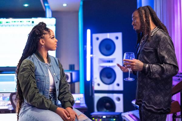 Bild 1 von 4: Sam (Chloe Bailey, l.); T.Y. Way (Quavo, r.)