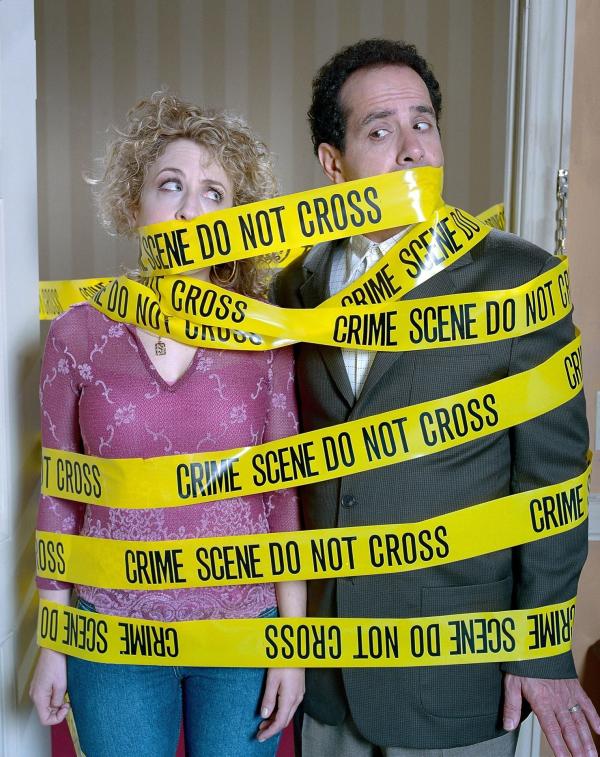 Bild 1 von 11: (2. Staffel) - Die ehemalige Krankenschwester Sharona Fleming (Bitty Schram, l.) gerät dank Monk (Tony Shalhoub, r.) immer wieder in absurde Situationen ...