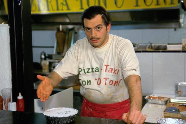Bild 1 von 15: Der italienische Pizzabäcker Carlos (Kaya Yanar) präsentiert Ton 'O Tonis Lasagne-Spezialität Nr.211.