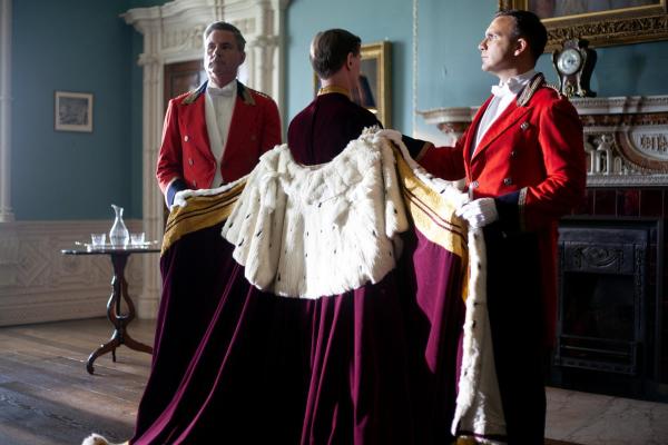 Bild 1 von 3: Im Bild: Edward wird für seine Investitur Zeremonie gekleidet.