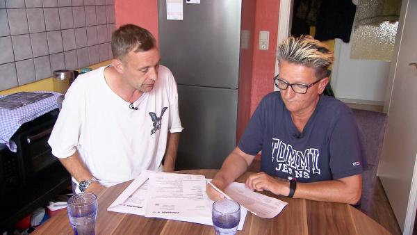 Bild 1 von 4: Stephan (44) wird von seiner Bekannten Bina (59) bei seinem Neuanfang unterstützt