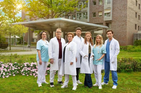 Bild 1 von 22: (v.l.n.r.) Gitta Müller (Mieke Schymura); Dr. Gregor Wemuth (Karsten Speck); Dr. Barbara Berg (Muriel Baumeister); Dr. Erik Behrens (Daniel Buder); Dr. Lea Wolff (Sina Valeska Jung); Nico Menke (Isabel Hinz); Radu Florea (Richard Ciuchendea)